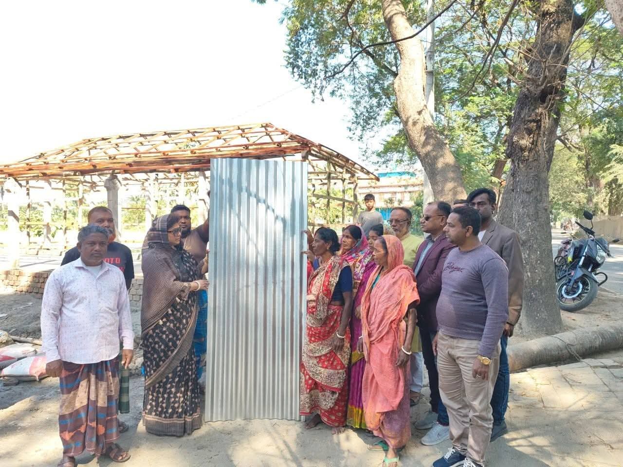 চৌগাছায় অগ্নিকাণ্ডে নিঃস্ব পরিবারকে সহযোগিতা করলেন ধানের শীষের প্রার্থী সাবিরা নাজমুল মুন্নী