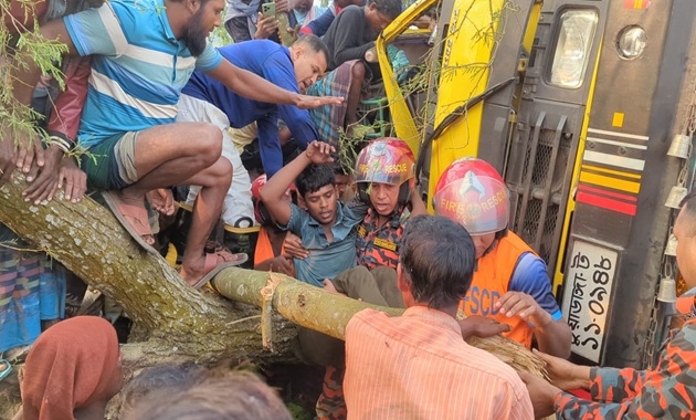 মেহেরপুরের মনোহরপুরে ট্রাক উল্টে চালক আহত