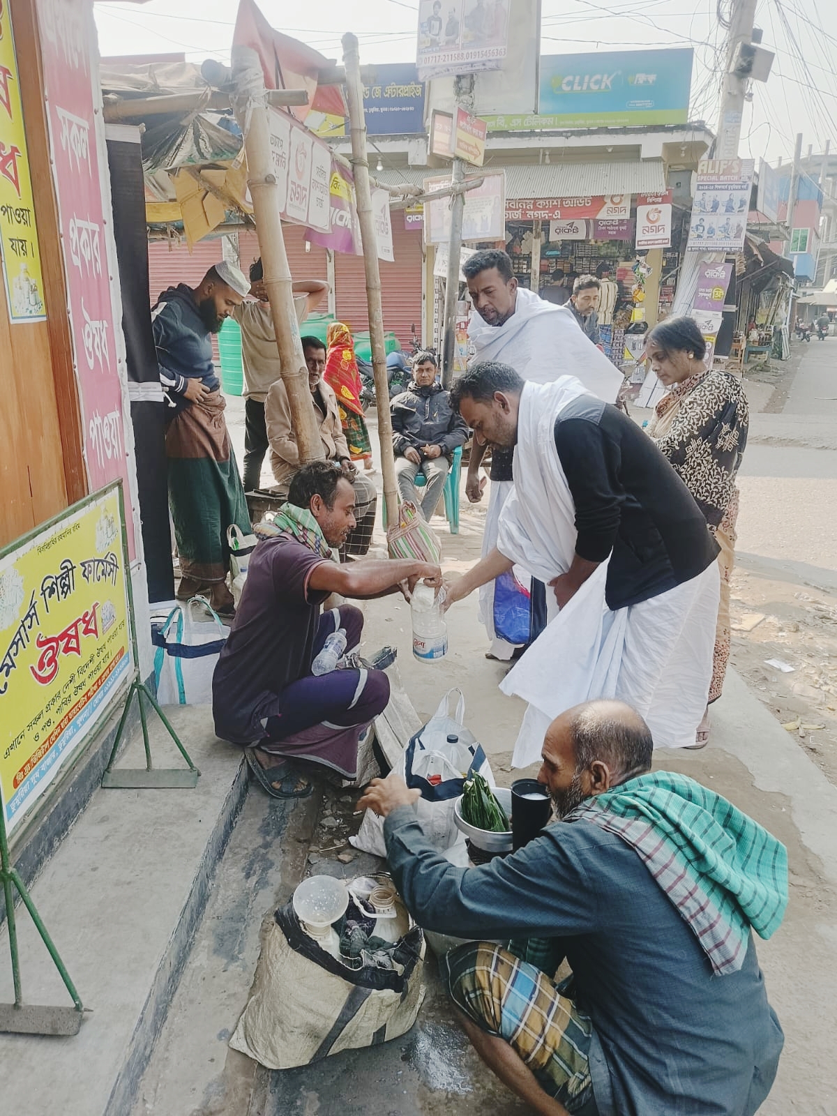 ডুমুরিয়ায় এক ঘন্টার দুধের হাট বিক্রিয়‌ হয় লক্ষ লক্ষ টাকা